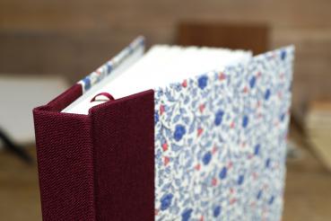 Preview: Blanko Buch zum Schreiben und Zeichnen mit blauen und rosafarbenen Streublüten, Leinenrücken beerebfarben